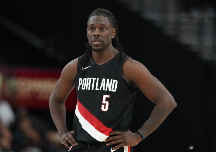 NBA季后赛西部首轮G5，开拓者半场45-65落后马刺。上半场，开拓者老将霍勒迪