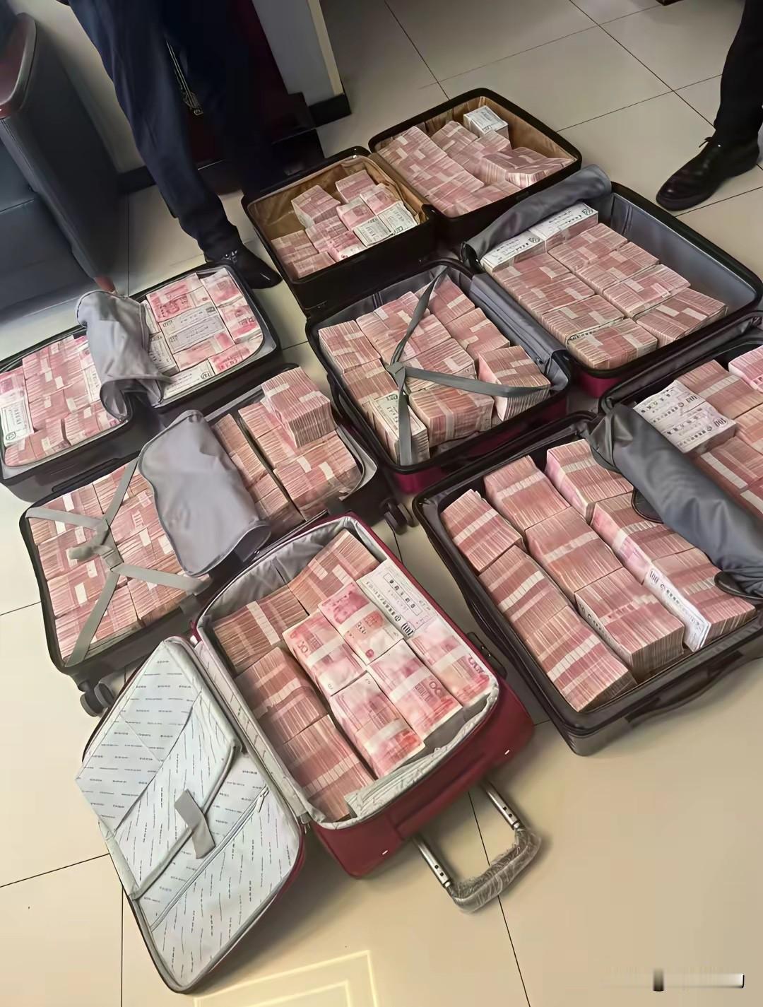 工程款终于下来了，准备就绪出发去工地给工人们发放半年的薪水了！他们都说不会支付宝
