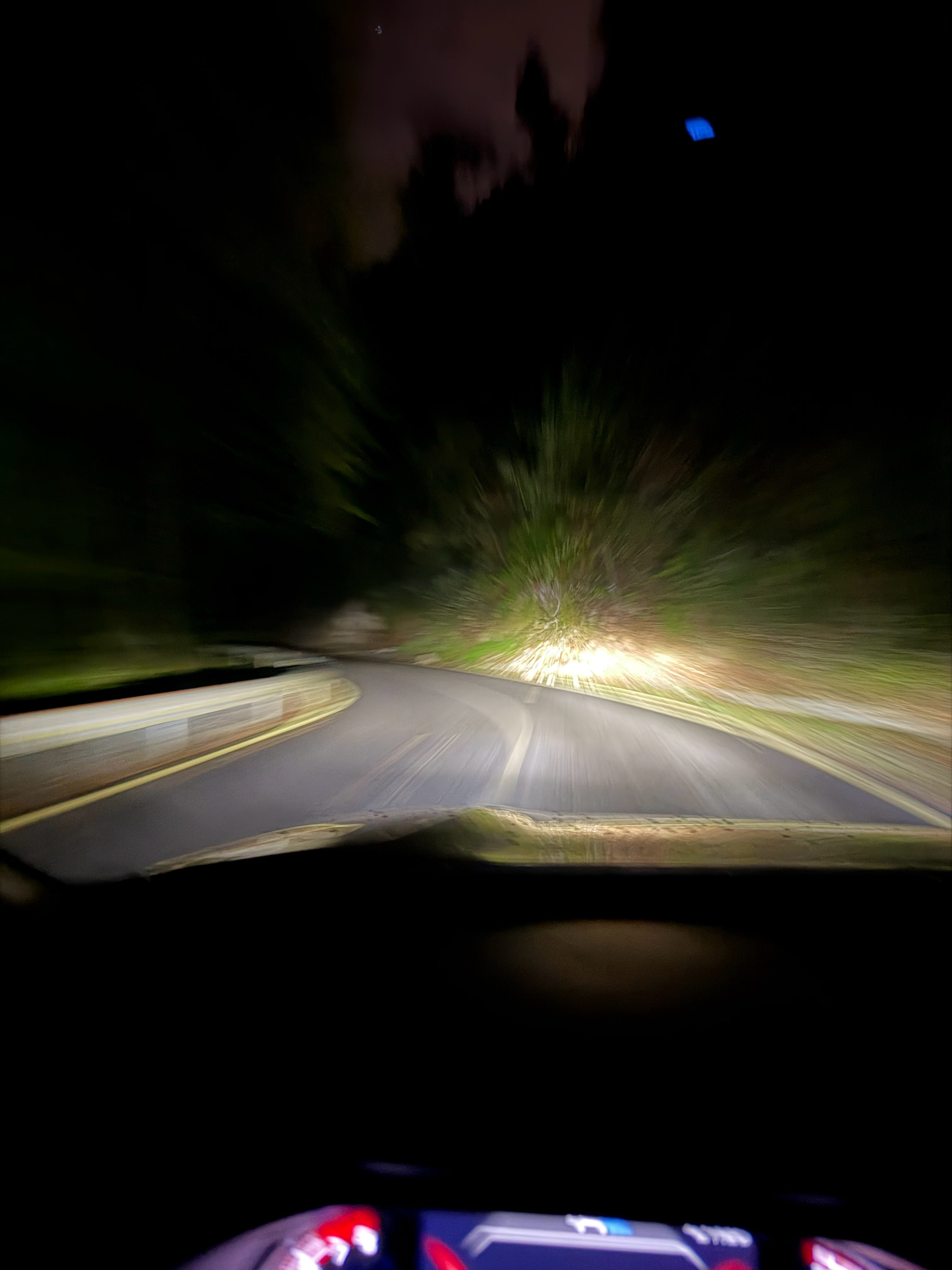 不怕你们笑话，晚上开RAV4 跑山这个车是真好开是的～  是跑山2.0+cvt 