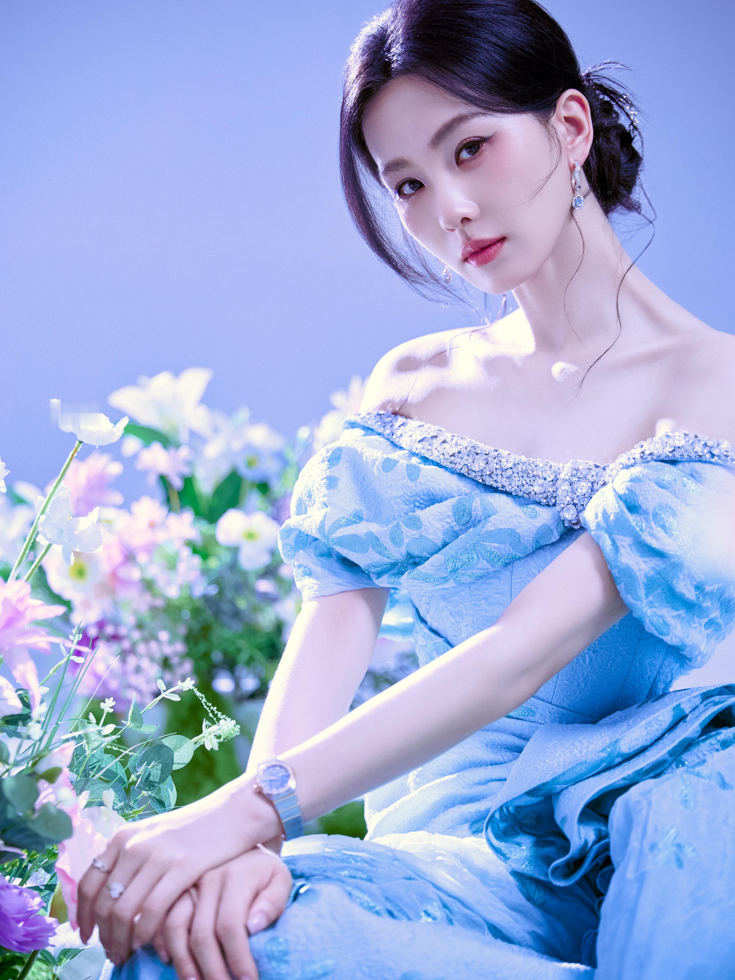 精致似手办图二的刘诗诗好像小时候玩的八音盒上的小公主 ​​​
