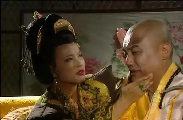 695年，武则天派人到白马寺传旨薛怀义进宫侍寝，不料，薛怀义刚到后宫，就被数十名