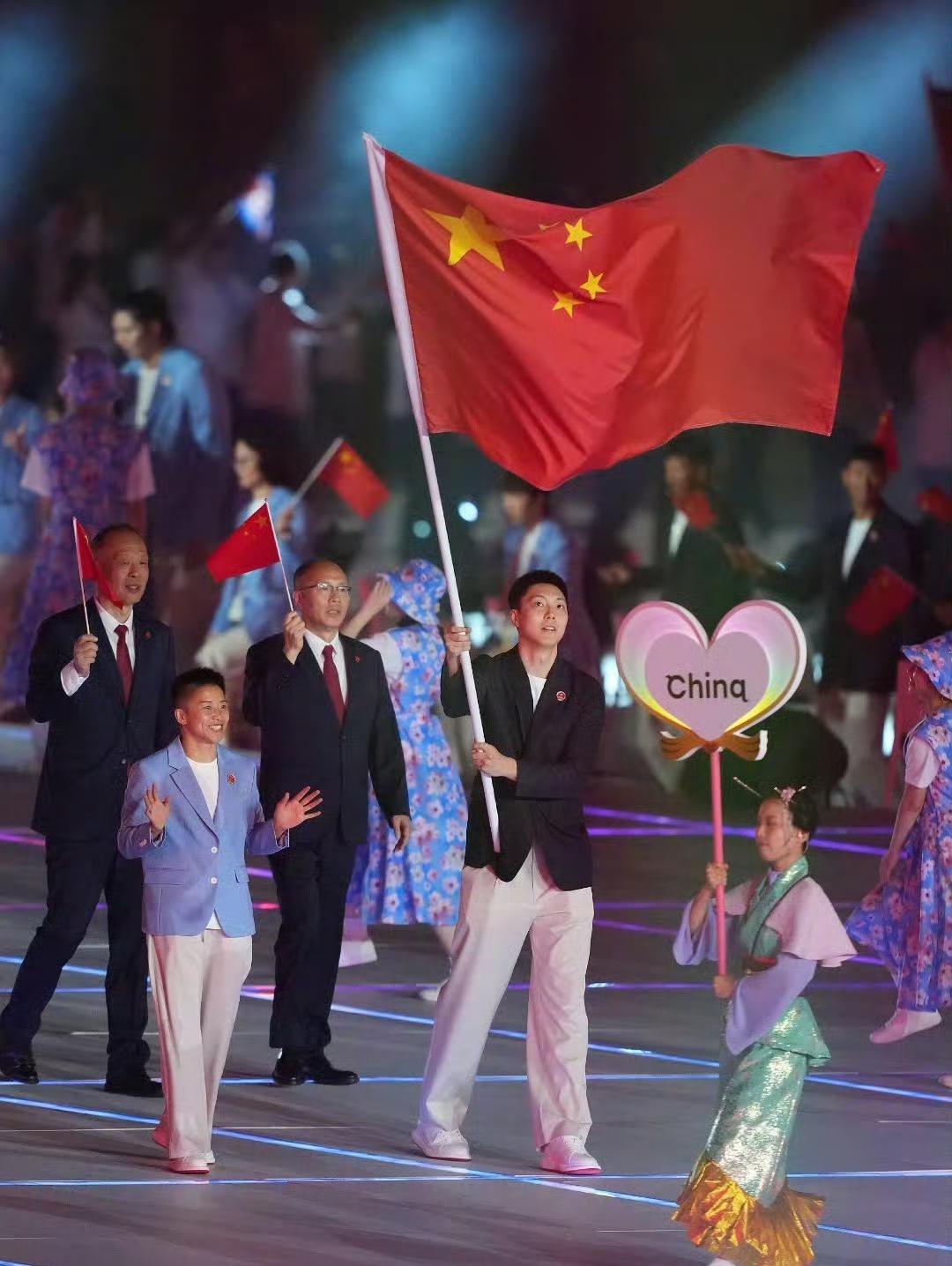 没想到胡明轩因为在亚运会上露出一丝笑容，就被一些极端自媒体博主带头喷！
虽然说昨