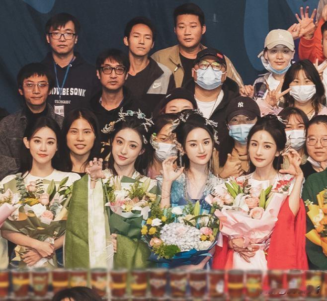 杨幂的美貌直击镜头！
《狐妖小红娘月红篇》官宣定档了，剧中美女如云，再看一遍杀青