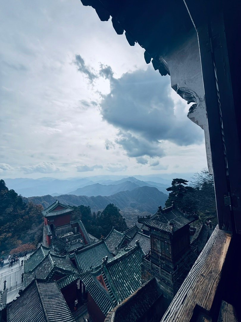 不管过什么样的生活都要记得好好生活人生没有标准答案，生活没有最优解。无论你走在什