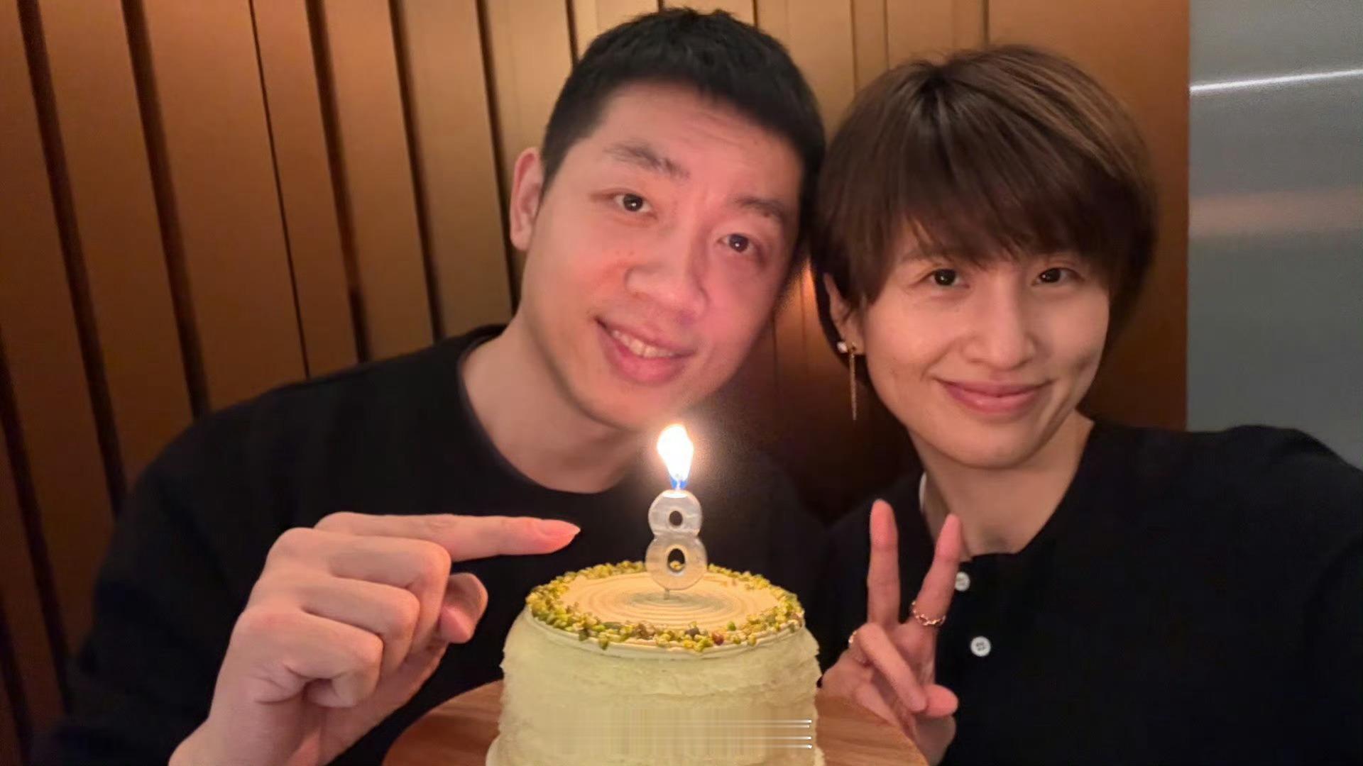 许昕姚彦八周年快乐！！又幸福了 家里就不能多我一个吗[允悲]。。[摊手] 