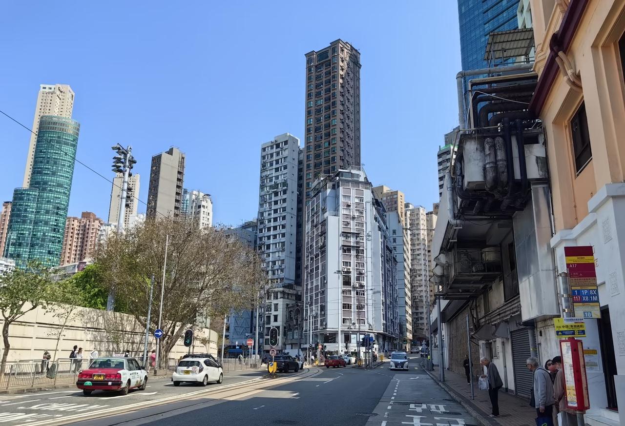 礼貌问下为什么香港街头完全没有电动车，大家平时2-3km的交通都是怎么解决的，要