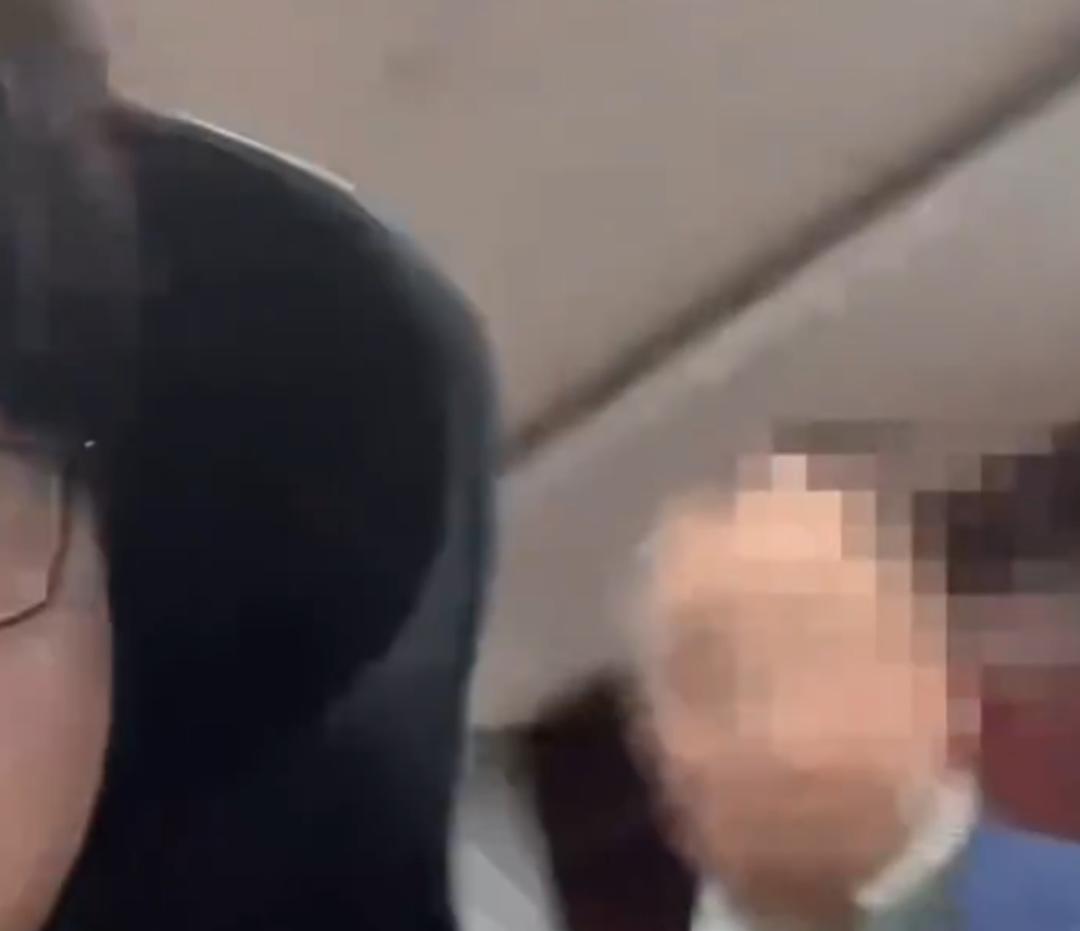 公司发年终奖，员工每人1万元，而领导却给自己发30万，引发众怒！
前不久，有网友