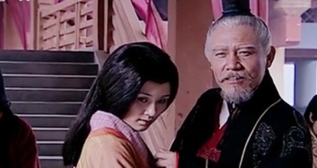 公元前88年的一天晚上，21岁的钩弋夫人侍寝70岁的汉武帝，正当两人宽衣解带，进