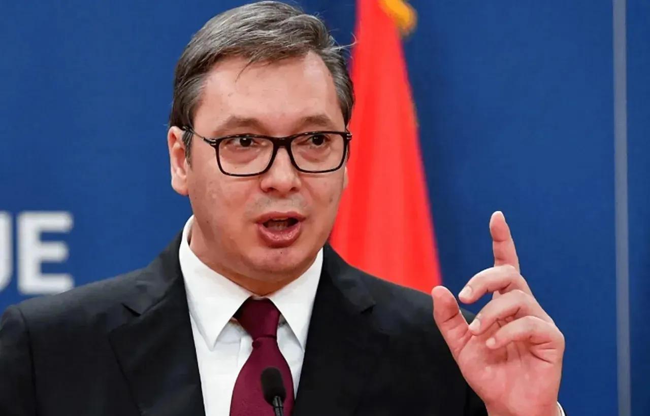 塞尔维亚总统武契奇躲过一劫。2月24 日俄新社报道，塞尔维亚当地警方拘留了两名涉