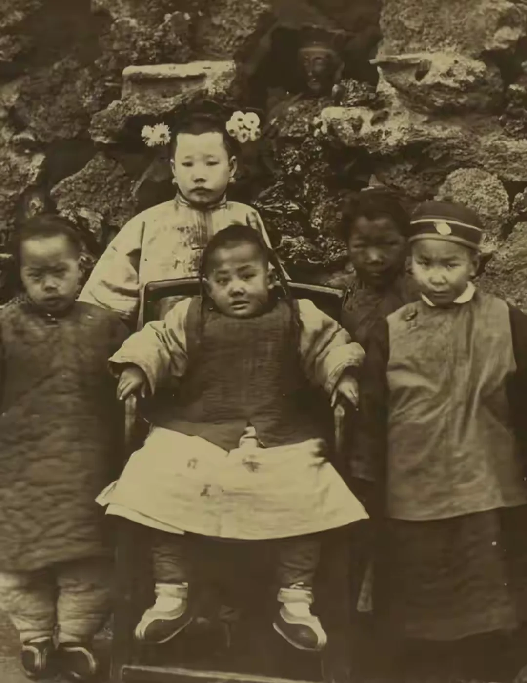 在北京的清朝小孩 小孩们的表情，好像是被迫拍照，都没有笑脸啊！