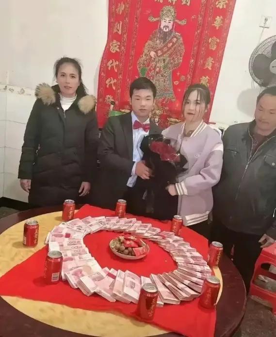 以下是网上一个小伙子订婚时拍的一张照片。
左一是小伙的姐姐左二是小伙子左三是订婚