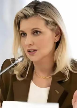 泽连斯基夫妇终于扛不住了？乌克兰第一夫人在接受采访时表示：4年战争已经让自己身心