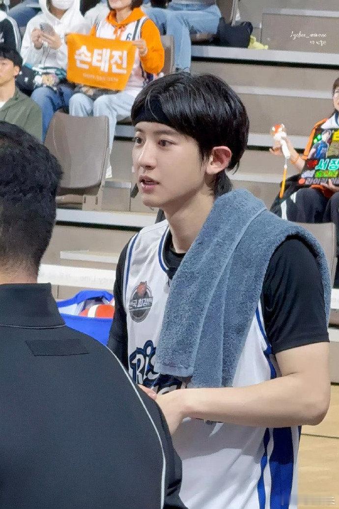 朴灿烈篮球综艺路透朴灿烈篮球综艺路透，完全满分男来的！ 朴灿烈篮球赛生图