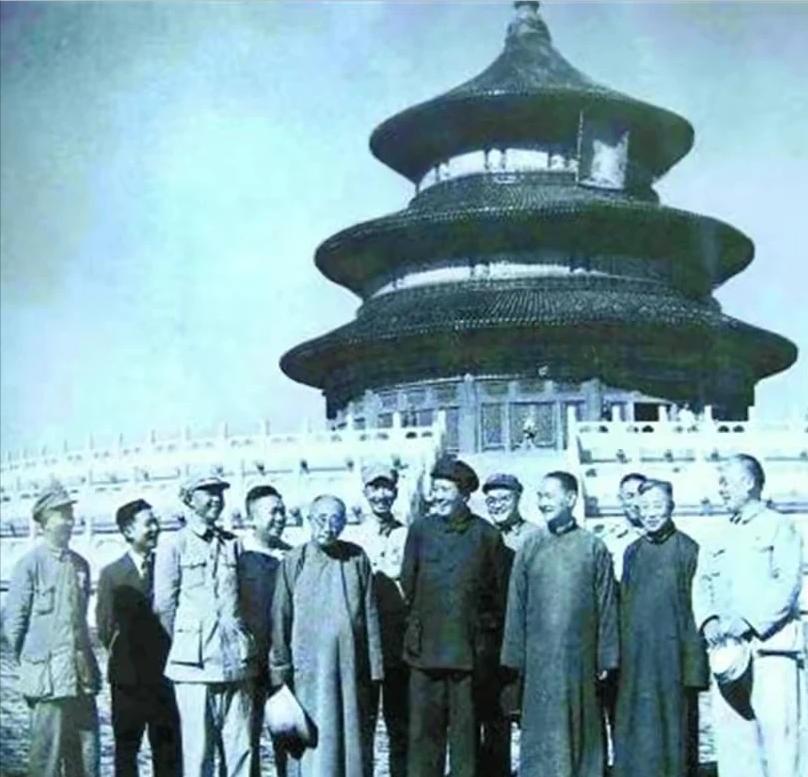 [微风]1949年9月，大清官员陪同毛主席游玩天坛，突然毛主席问大清官员：“见过