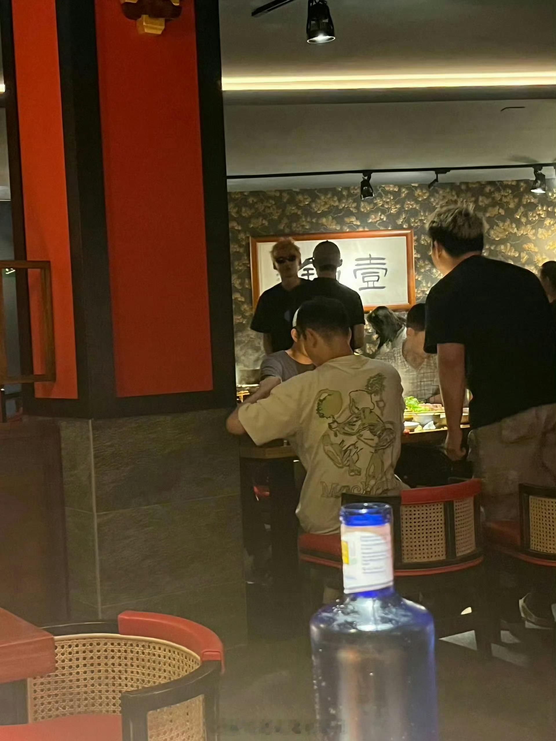 #白敬亭有多爱吃火锅#哦哟哦哟，网友分享了白敬亭在国外吃火锅的路透，咱就是说小白