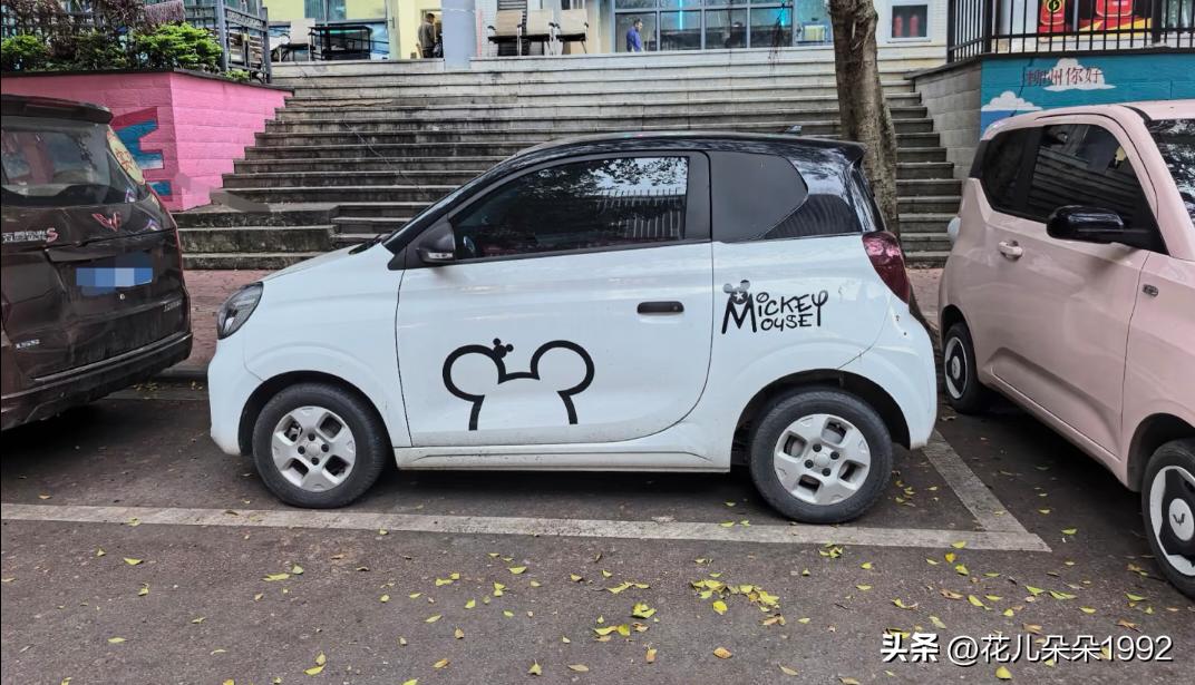 一个车位停两个车就不允许吗？可以问一下我哪里违停了吗😕
后面那架粉色的确没在车