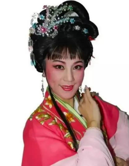 方圆天地，为头条联友对联∴
青山问我何时老，
秋月叹息几多愁。