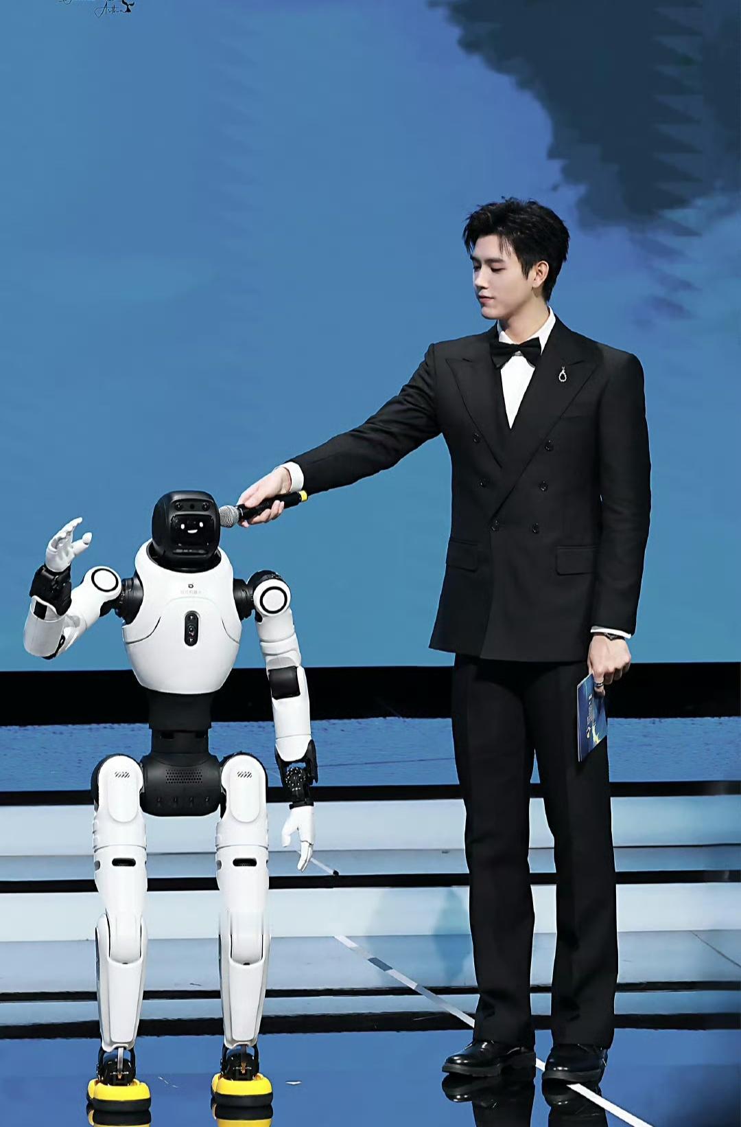乐子大了，陈飞宇在舞台上主持节目的时候，和旁边的小机器人互动

然后这张照片被发