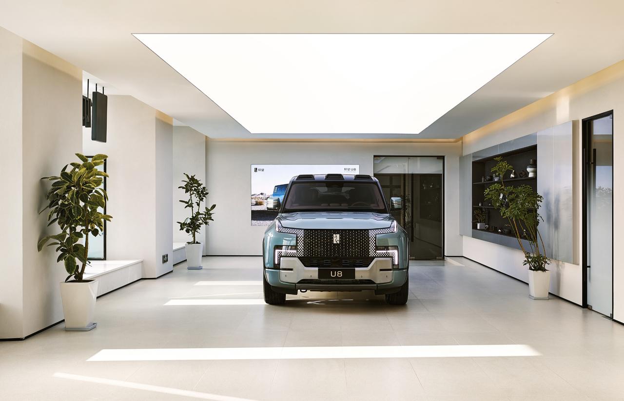 9月28日，仰望全国首家门店在上海重磅开业，门店位置选在了上海外滩滨江大道旁边的