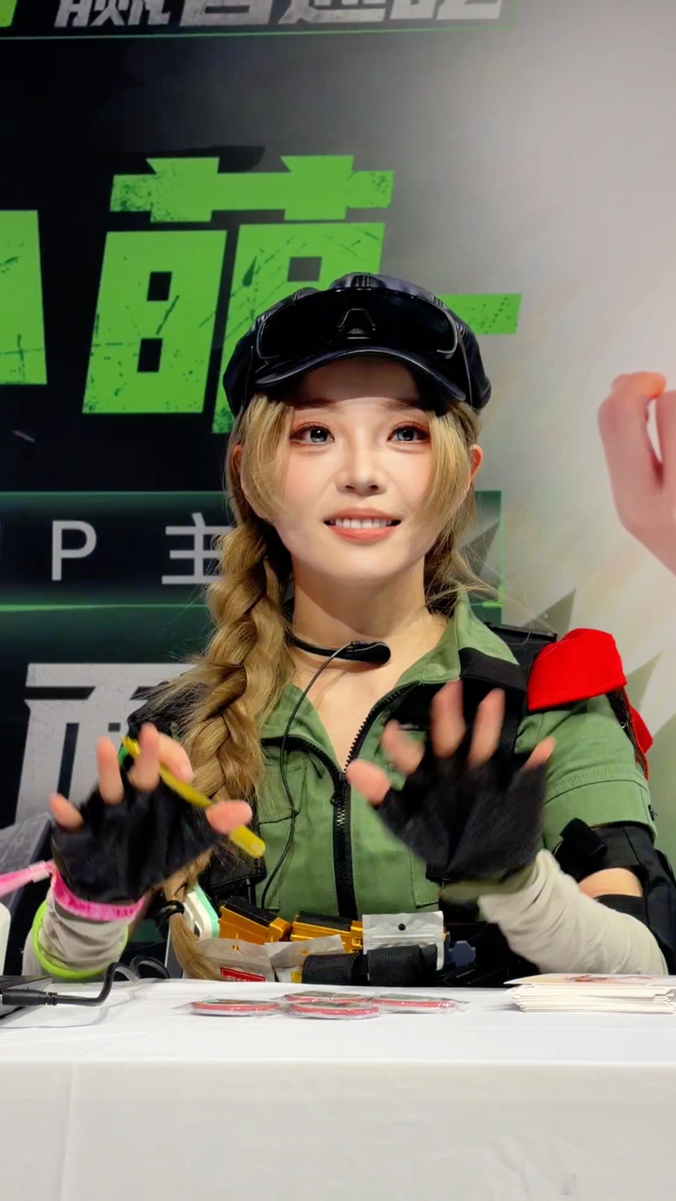 欣小萌空降BW2026热舞同频终于在BW线下奔赴与欣小萌的浪漫约会！利落抬手精准