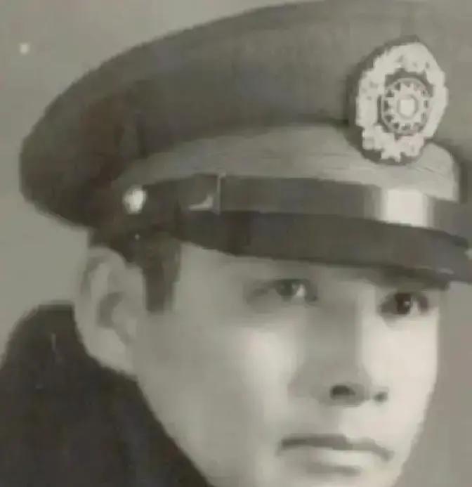 1948年开春，沂水县野猪旺村的老汉上山砍柴，路过那片荒岗时吓了一跳：那座刚堆了
