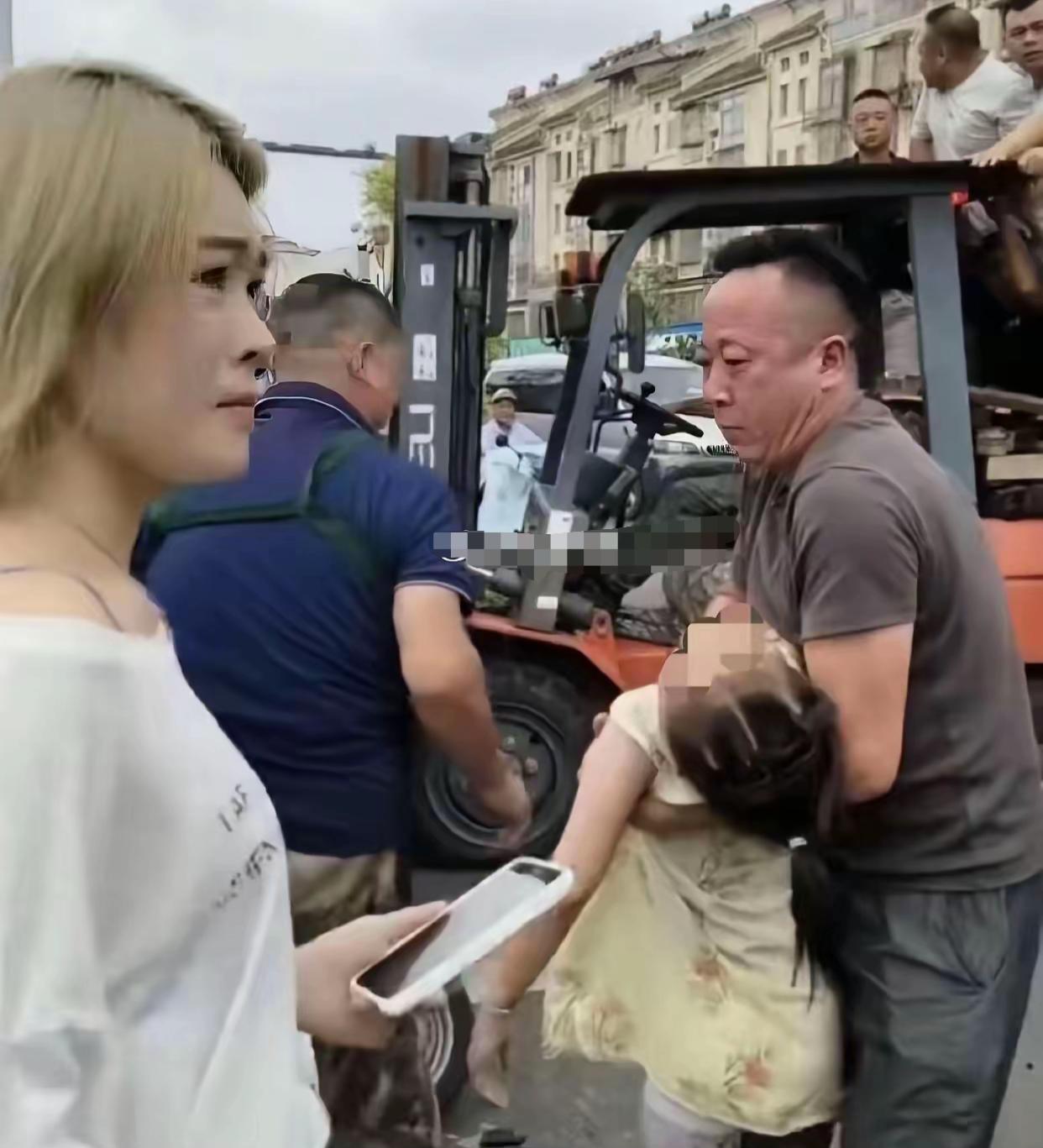越看越气愤！

安徽广德的女司机，车祸现场全程跟局外人一样。

有路人用叉车抬车
