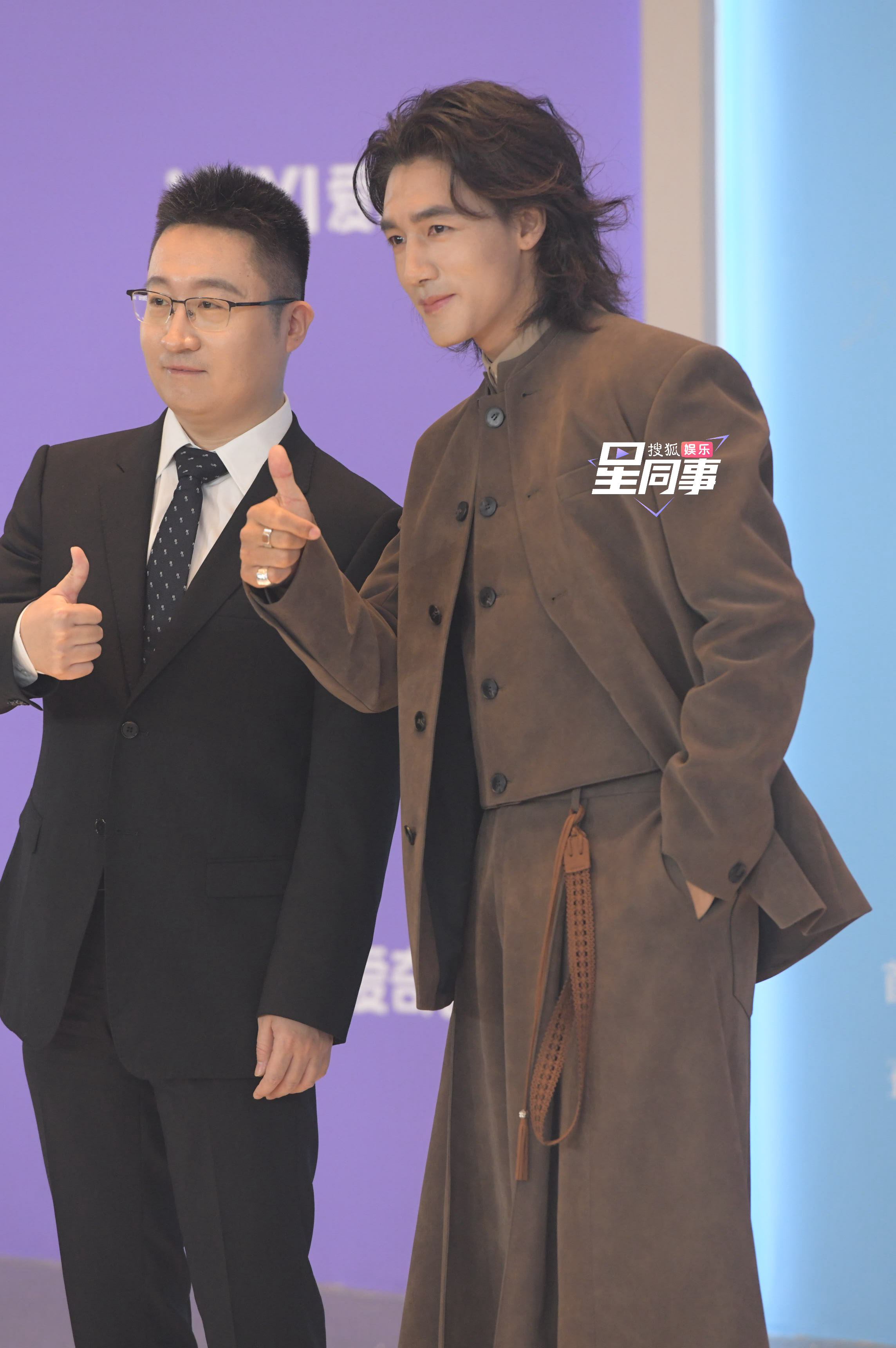 此沙红毯生图来喽今天造型这个帅，单手插兜要迷死谁尖叫之夜红毯尖叫之夜节目单