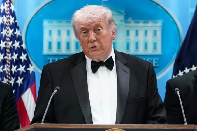 白宫晚宴惊魂夜：特朗普躲过一劫，但这波操作能能改变美国走向吗。

25日，华盛顿