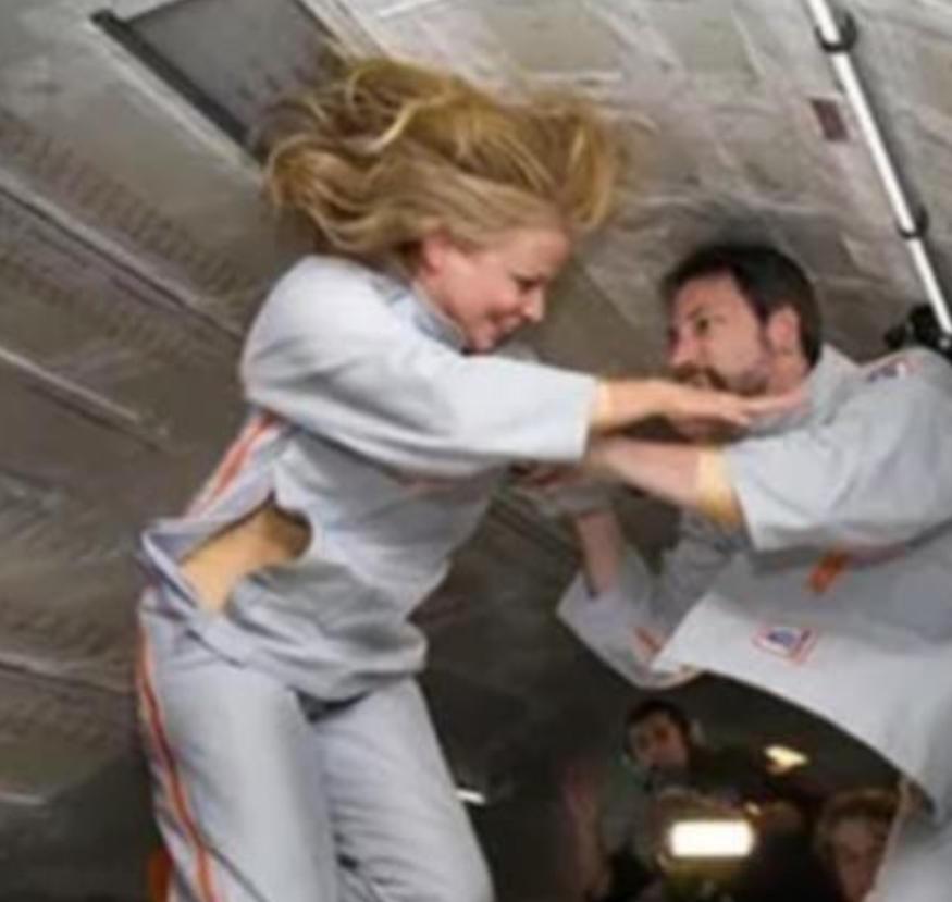 1992年，首对美国夫妻宇航员上天，在完成8天的太空之旅后，记者们急冲冲的抛出问