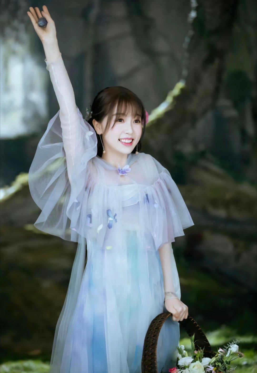 《逐玉》怎么能跟《苍兰诀》比呢《苍兰诀》可是实打实的爆剧王鹤棣和虞书欣飞升，《逐