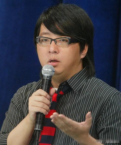 2月2日，薛之谦发文悼念袁惟仁，他说：袁先生再见，袁惟仁创作的《梦一场》《勇敢一