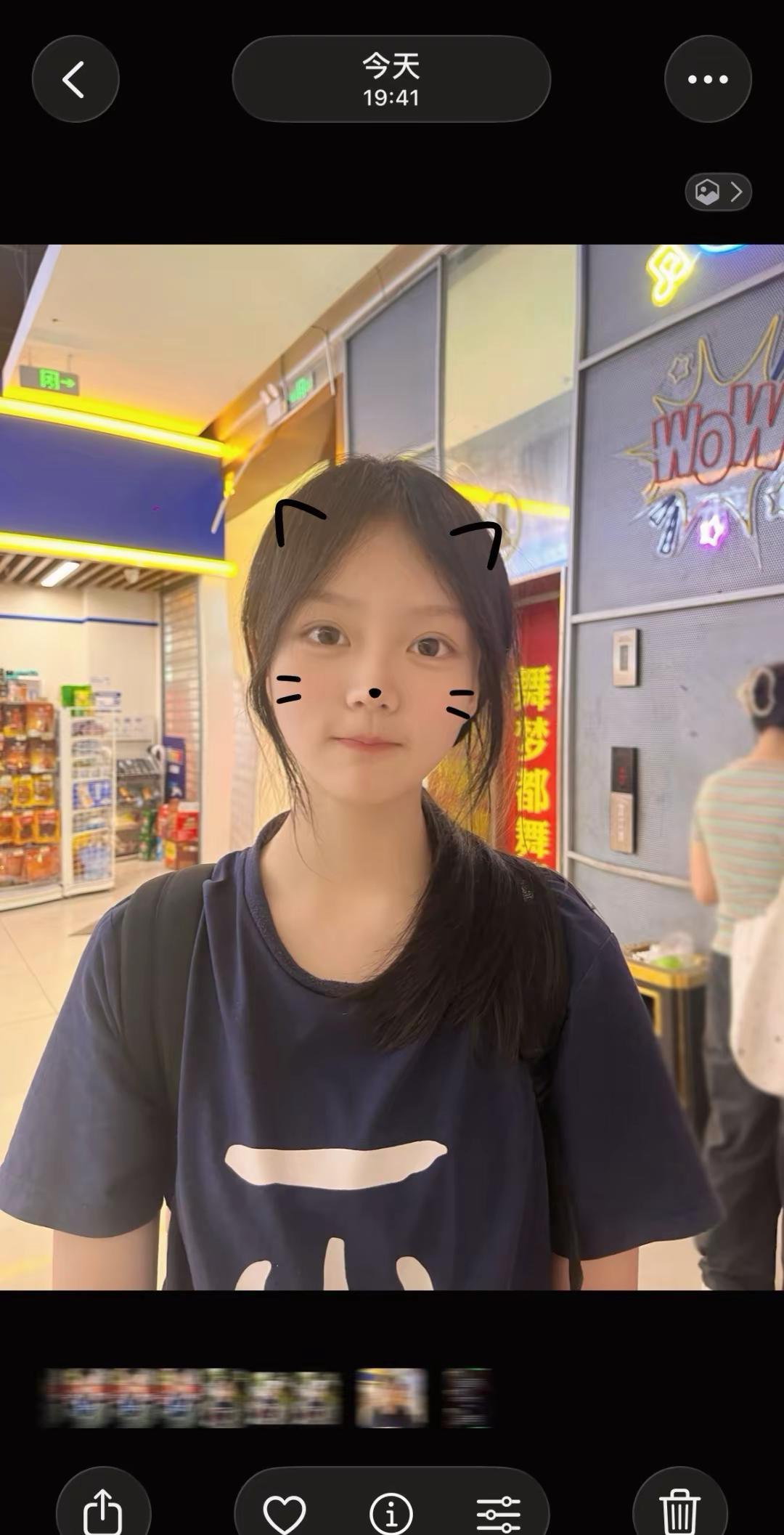 我做了个梦 梦到初一那年 你靠在栏杆上笑着对我说明天见校服
