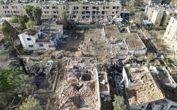 昨晚以色列核设施所在地迪莫纳遭到伊朗导弹打击之后，今天白天出现在网上的迪莫纳毁伤