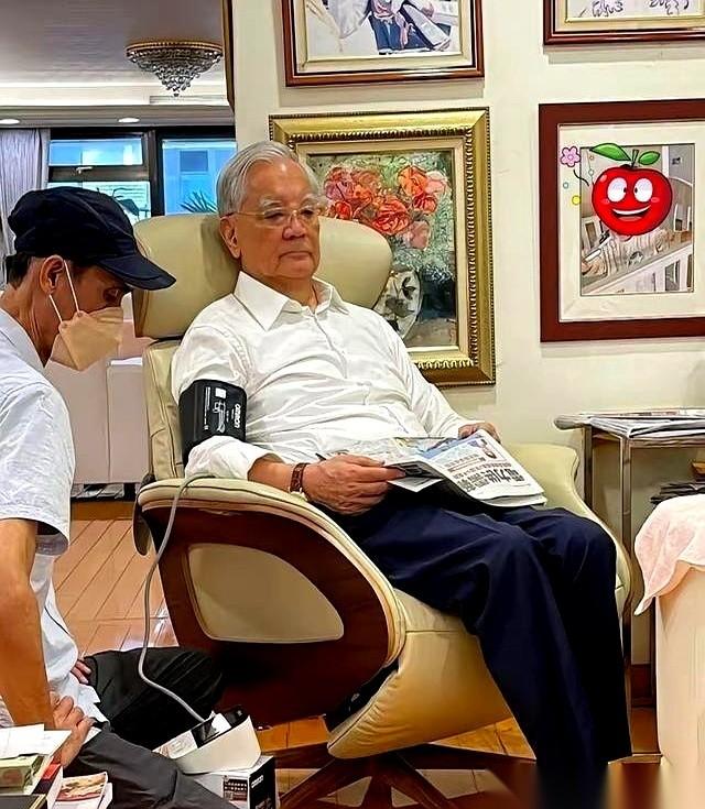 90岁的连战，现在最常做的一件事，就是盯着家里的电视看。频道永远定在新闻台，画面