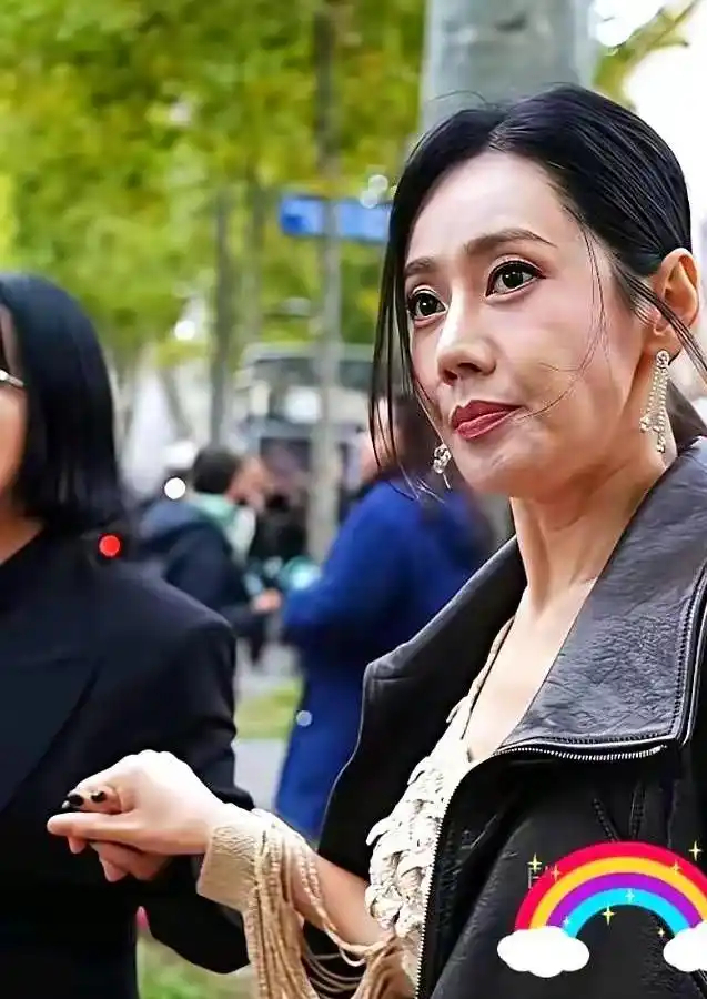 46岁的秋瓷炫，彻底撕下了中年女人的遮羞布，飞机延误四小时，她刷爆丈夫的卡买东西