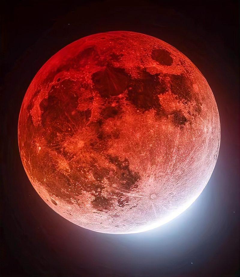 元宵观血月
 
火树银花映绛河，冰轮今夜异嵯峨。
满街灯火摇猩色，万里乾坤渡赤波