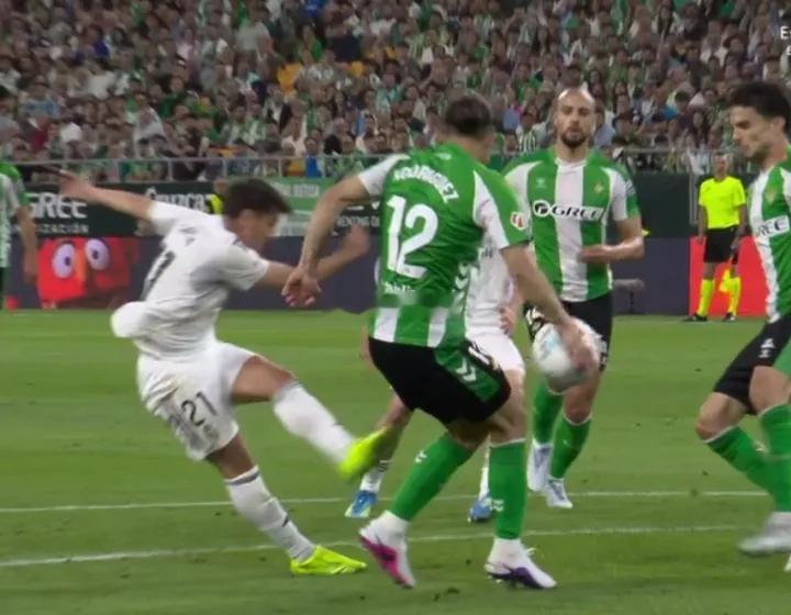 皇马西甲丢分，抱怨又来了……皇马1-1遭贝蒂斯绝平，皇马电台怒批：巴萨发挥糟糕能