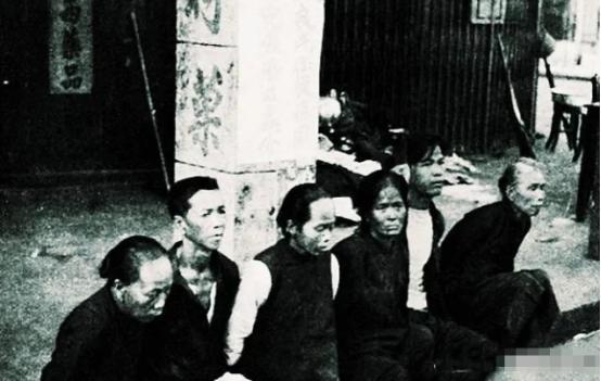 1941年，十来个日本老兵押着七个赤身裸体、身上都是伤的中国女人，对着一群新兵喊