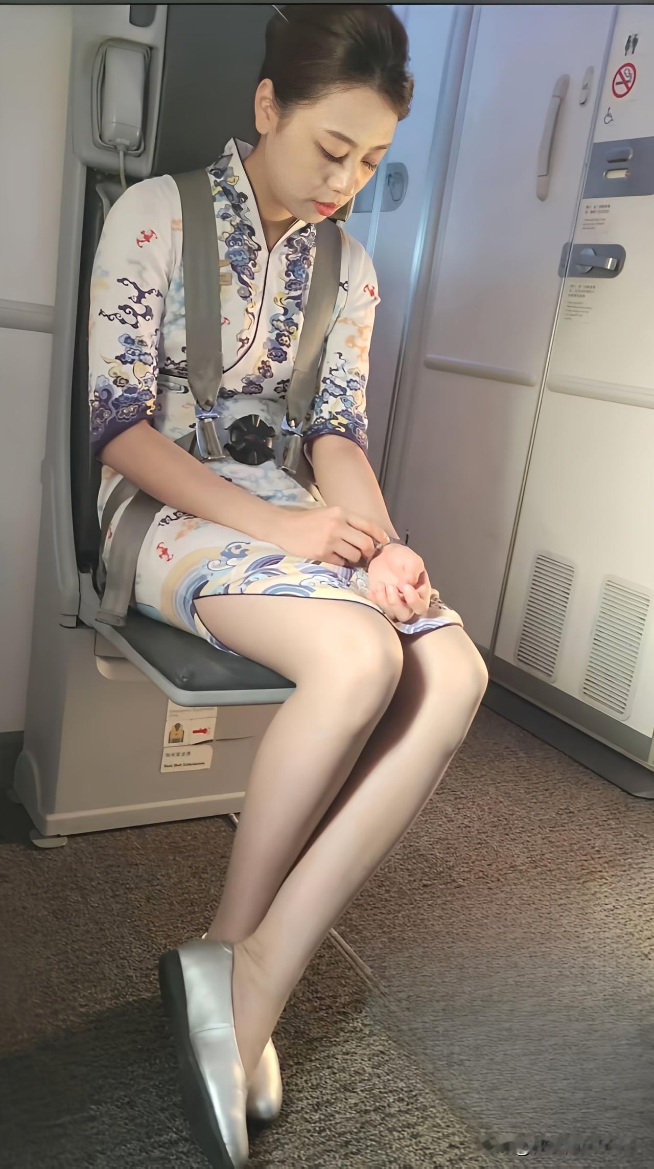 一袭祥云旗袍，高空之上尽显温婉气质[比心][比心]