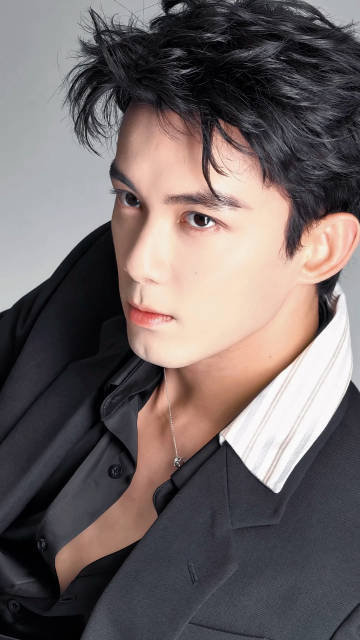 吴磊深V黑西装live 不止造型出圈，吴磊整场发布会的状态格外亮眼。一身黑西装冷