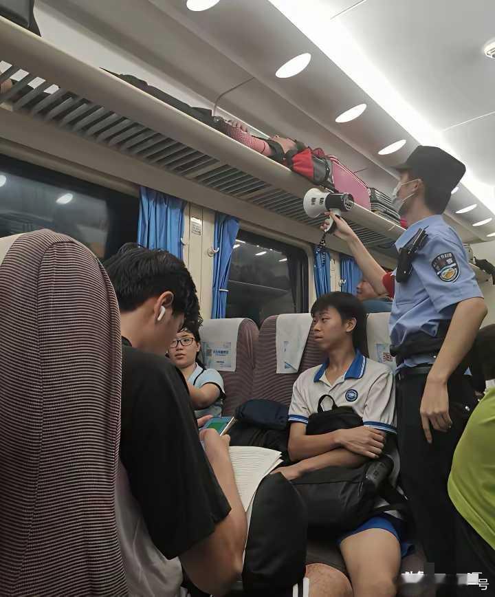 不仔细看还真看不到那个小子