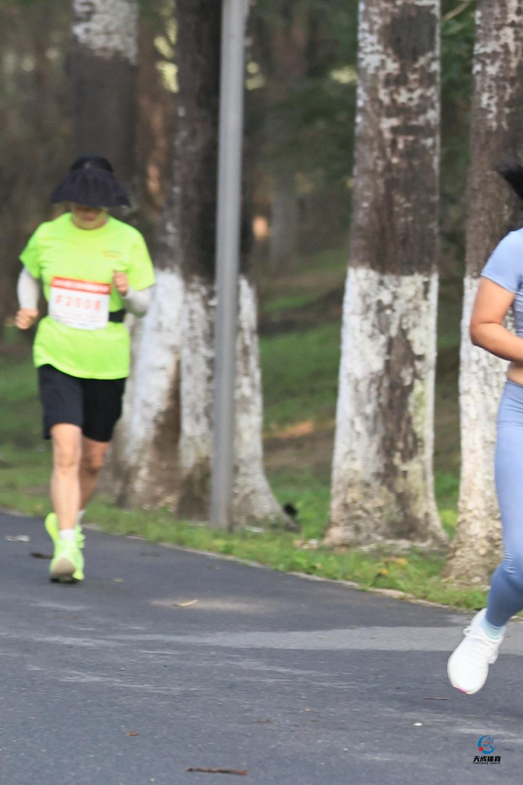 爱穿粉色跑鞋的老公给我买了一双亮黄色跑鞋后…

上周日穿着这双亮色跑鞋，我竟然半