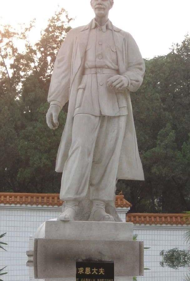 1939年，白求恩被埋葬在河北唐县，由于他在前线战死，交通队只好秘密的把白求恩的