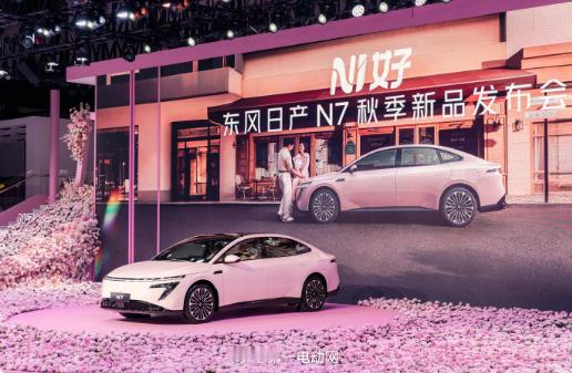 2025成都车展成都车展潮这看 东风日产N7在车展上展示的这款粉色新配色在今天这