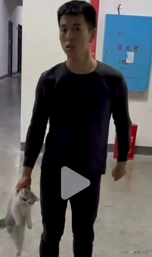 在社会上直不起腰来，就在学生身上找存在感。这种就是纯粹的失败者，让他不能在这个行