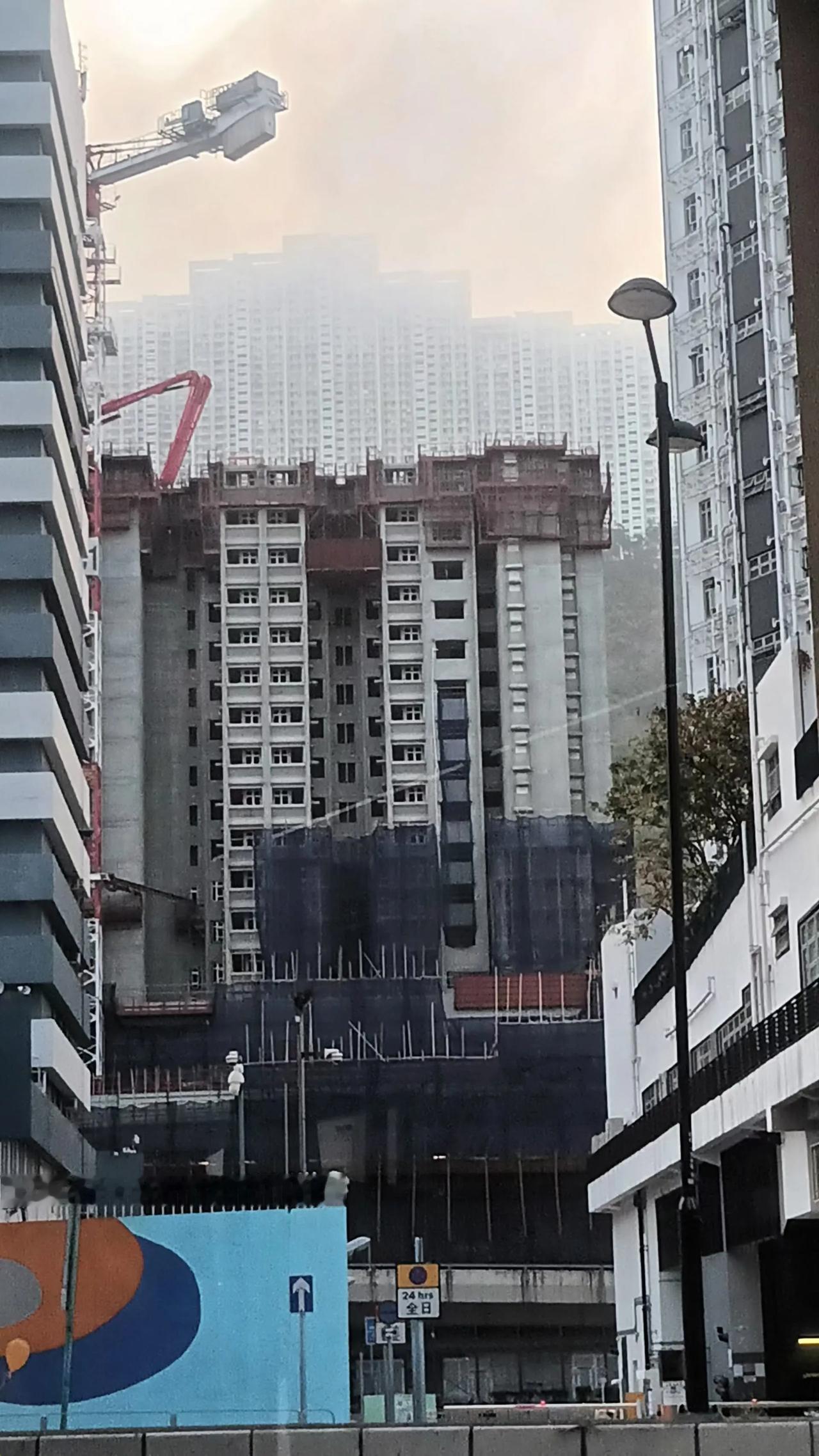 楼挨着楼，晨雾朦胧山尖上又是楼，想方设法安顿大江南北数代人持续不断移居这方的人。