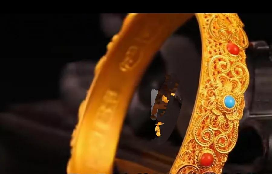 老铺黄金和爱马仕到底差哪儿了？

我第一次接触爱马仕是在法国，我记得好像是在里昂