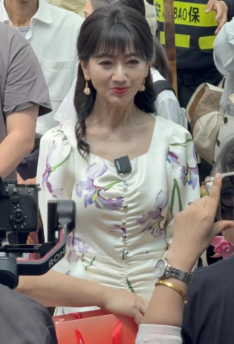 看来，人都要服老，

不老女神是没有的，只能延缓。

不过这个高龄，确实秒了99
