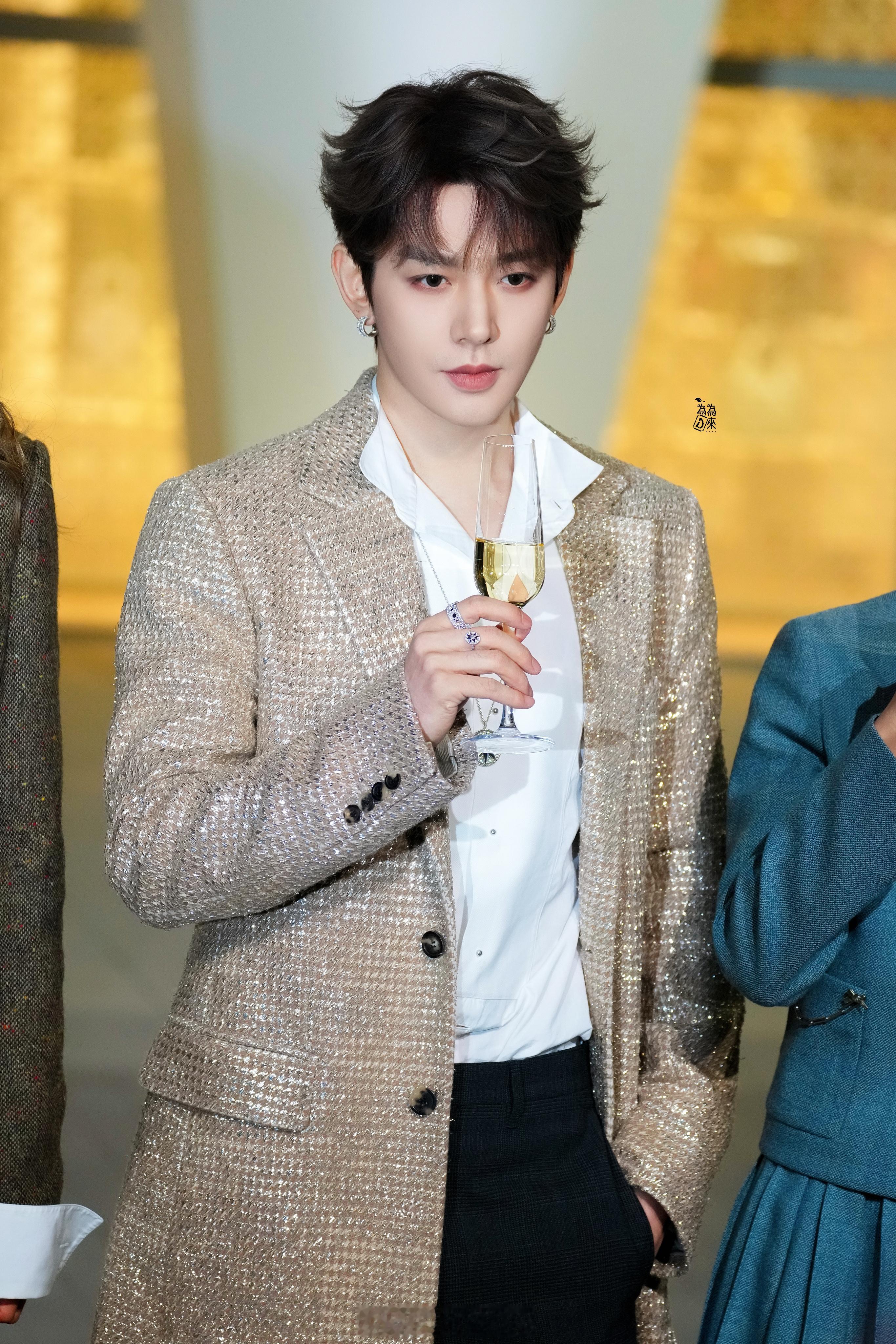 派酱安利 邓为此男太权威了金色华服也不及浅笑慢酌，此男完全魅魔，停之停之，禁止再