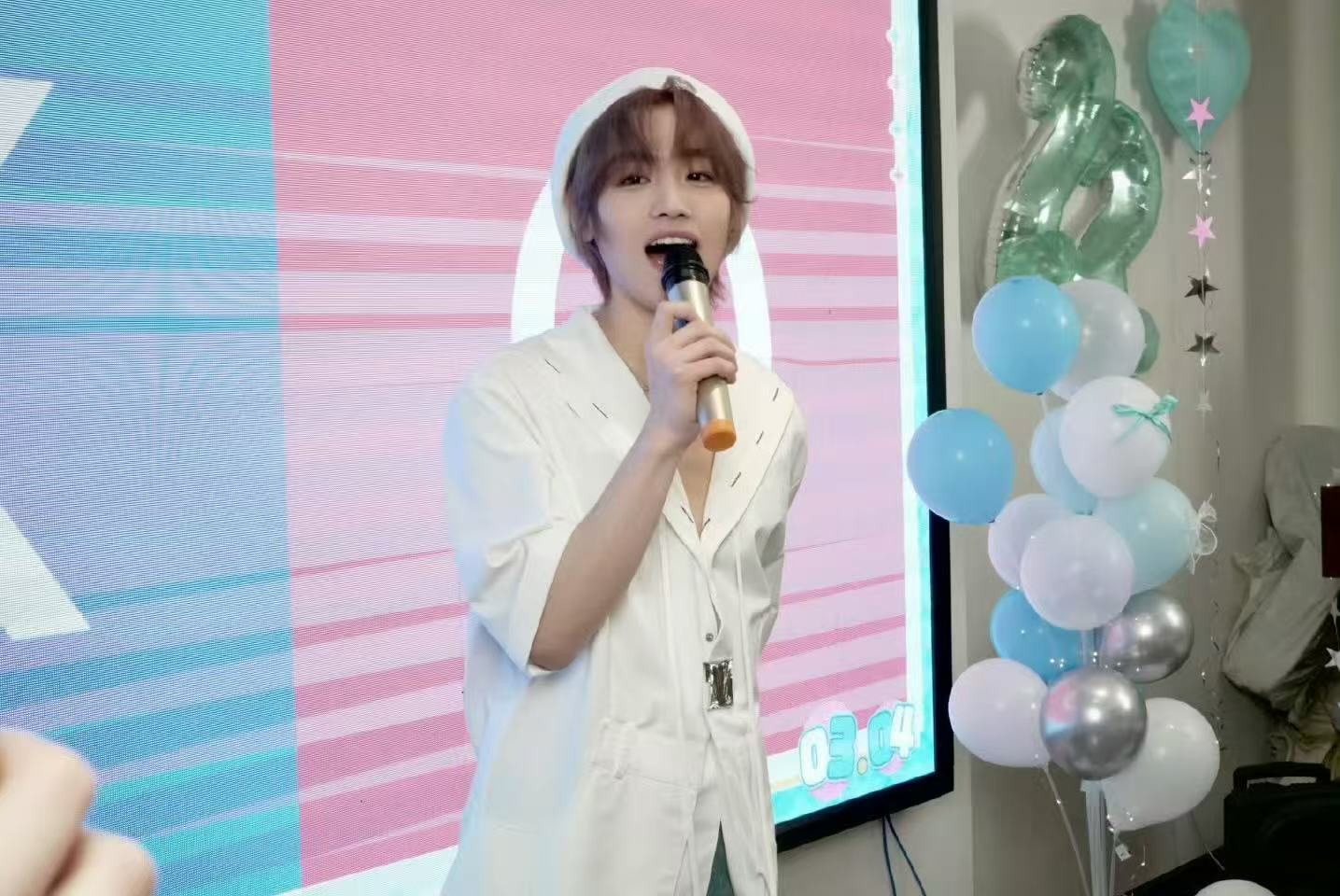 AG司马光在生日见面会里温柔又耀眼，点燃心型蜡烛的瞬间，是属于星光少年的专属浪漫